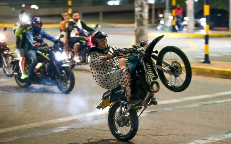 Indignación por caravana de motos en ‘Toque de Queda’