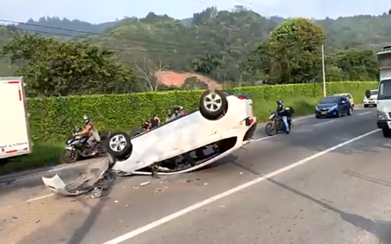 Se volcó en la autopista y accidentó a dos motocicletas