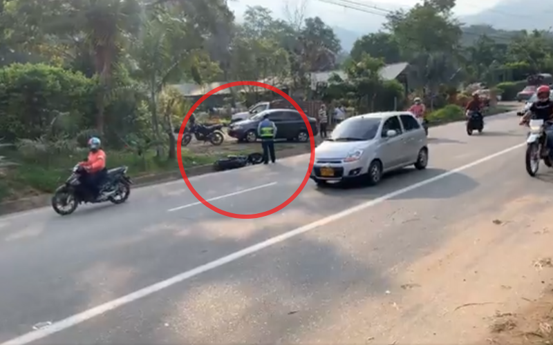 Se volcó en la autopista y accidentó a dos motocicletas