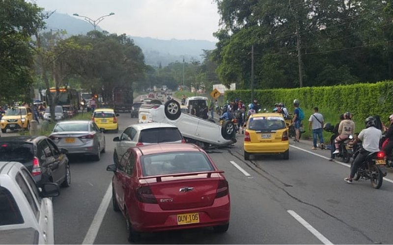 Se volcó en la autopista y accidentó a dos motocicletas