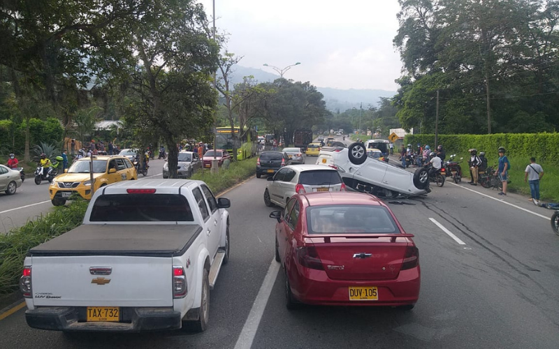 Se volcó en la autopista y accidentó a dos motocicletas