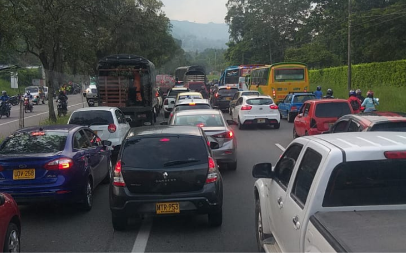 Se volcó en la autopista y accidentó a dos motocicletas