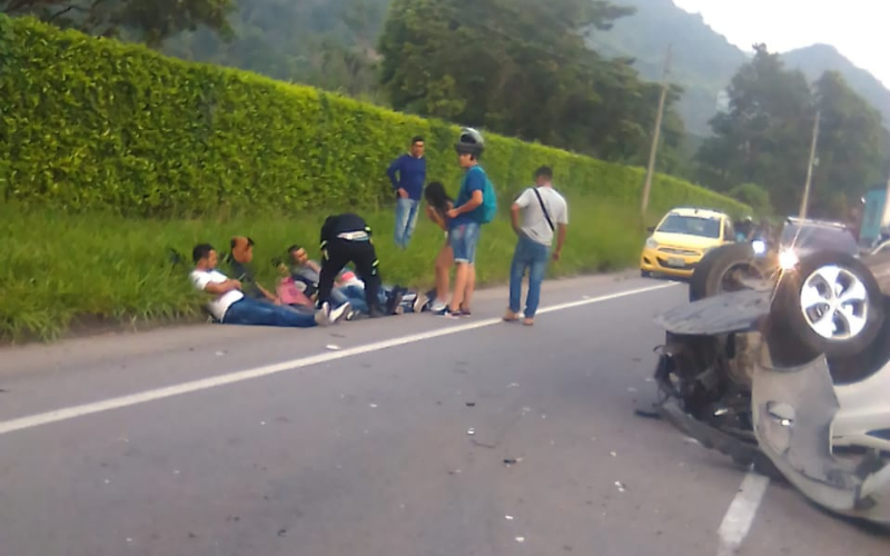 Se volcó en la autopista y accidentó a dos motocicletas