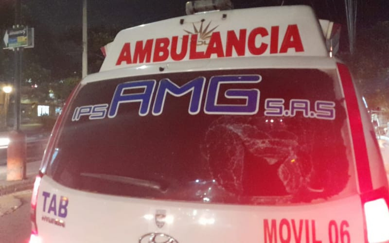 Motociclistas arremetieron contra una ambulancia en la vía a Girón