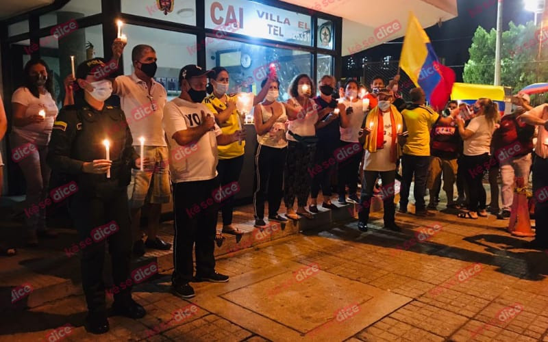 Velatón en solidaridad con policías del CAI Villabel