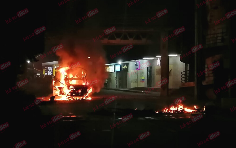 Queman camioneta de borracho tras choque en Girón