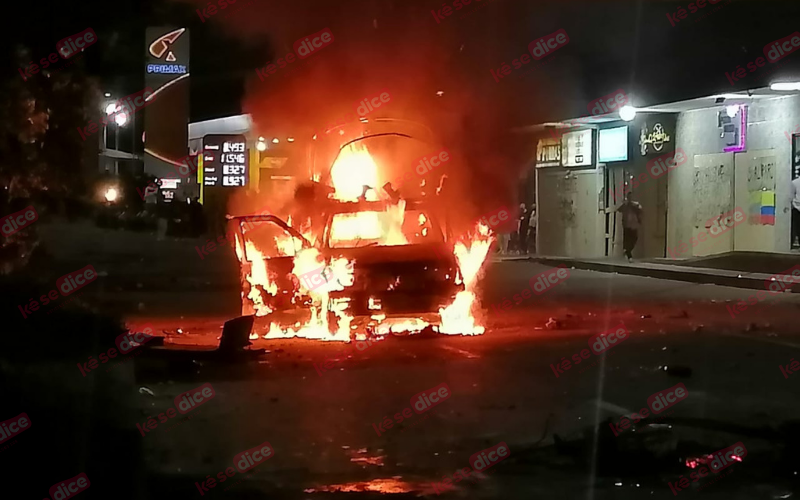 Queman camioneta de borracho tras choque en Girón