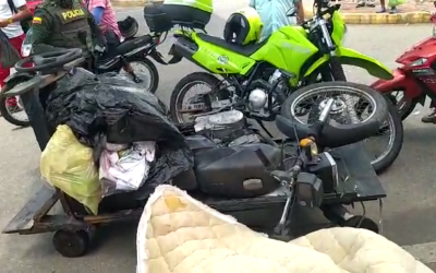 Se ‘empacaron’ la moto en una zorra de reciclaje