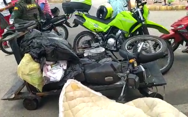 Se ‘empacaron’ la moto en una zorra de reciclaje