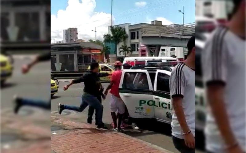 Se ‘empacaron’ la moto en una zorra de reciclaje