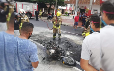 Les quemaron la motocicleta por robar en Bucaramanga