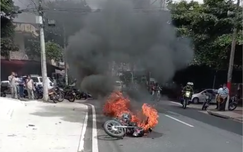 Les quemaron la motocicleta por robar en Bucaramanga