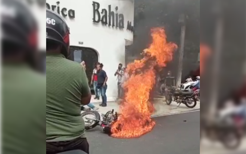 Les quemaron la motocicleta por robar en Bucaramanga