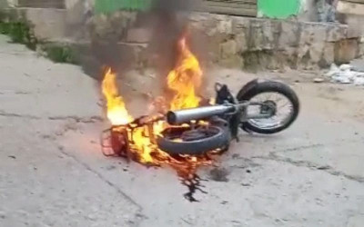 Video: Madrugaron a robar y les incendiaron la moto