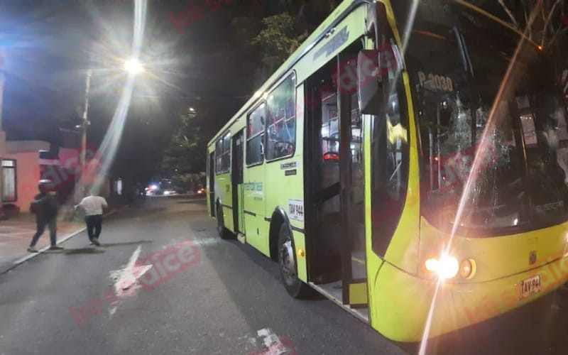 Locura y vandalismo al caer la noche en Bucaramanga