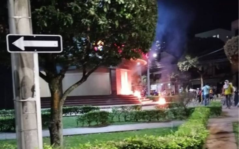 Locura y vandalismo al caer la noche en Bucaramanga