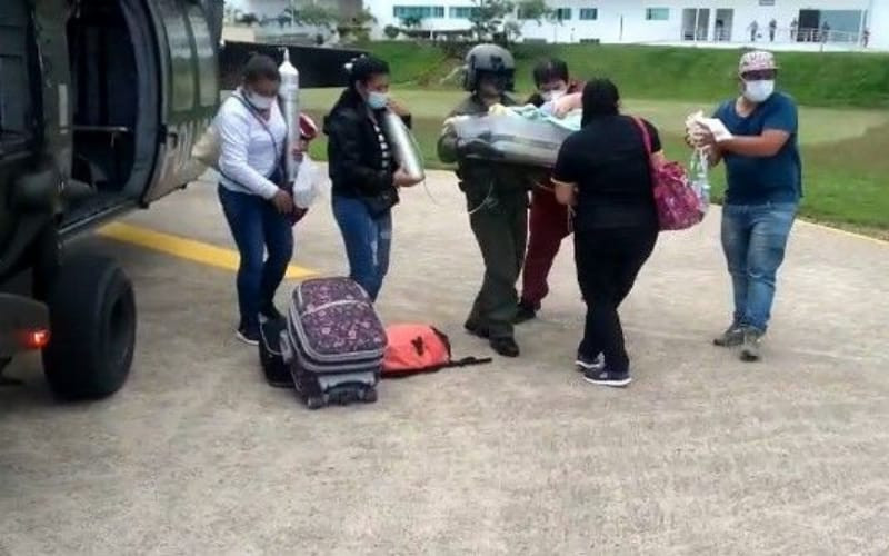 Bebé trasladado en helicóptero por ayuda médica