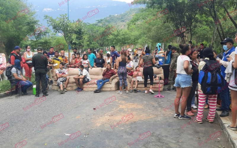 Bloqueo en toda la calle 45 por desalojo de invasión