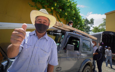 Agricultores en Helechales recibieron marquesinas