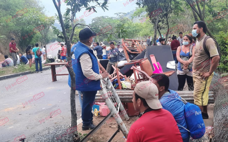 Bloqueo en toda la calle 45 por desalojo de invasión