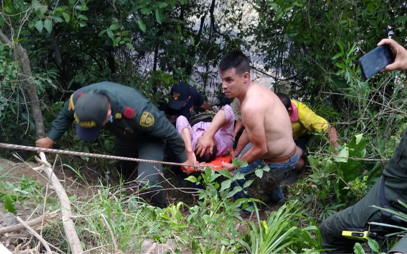 Rescatan a pasajeros de buseta que cayó al río Suárez