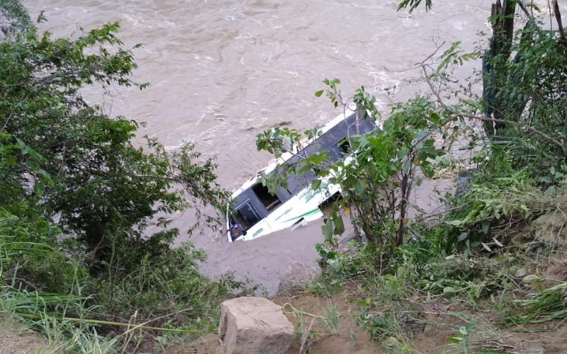 Rescatan a pasajeros de buseta que cayó al río Suárez