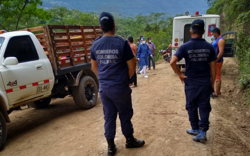 Rescatan a pasajeros de buseta que cayó al río Suárez