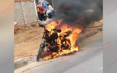 Queman moto de ladrón que atacó a mujer en Bga