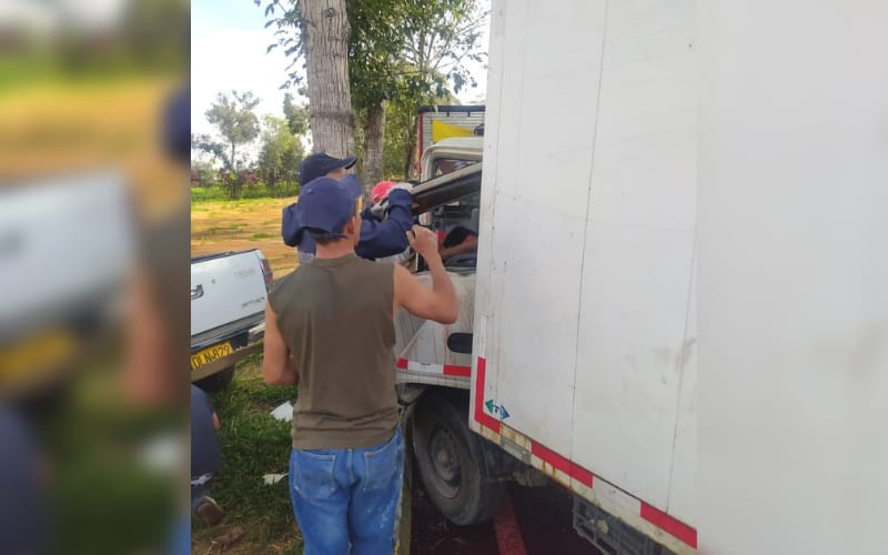 Rescatan conductor atrapado en choque en Aratoca