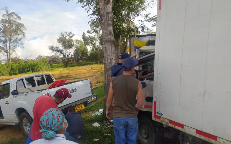 Rescatan conductor atrapado en choque en Aratoca