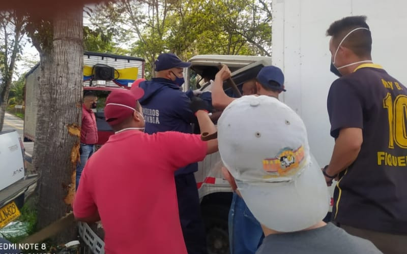 Rescatan conductor atrapado en choque en Aratoca