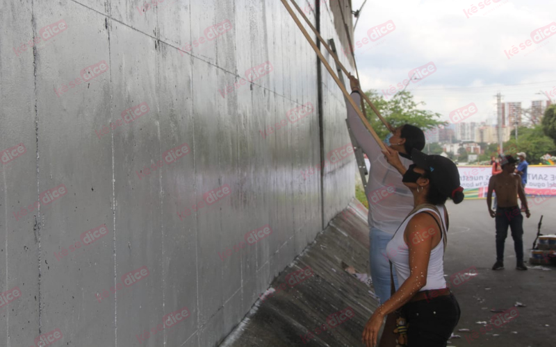 Congestión por hechura de mural en Papi Quiero Piña