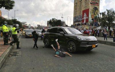 Lujosa camioneta atropelló a manifestante y huyó