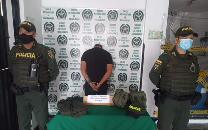 Esposado por usar ilegalmente uniforme de la Policía