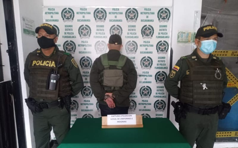 Esposado por usar ilegalmente uniforme de la Policía