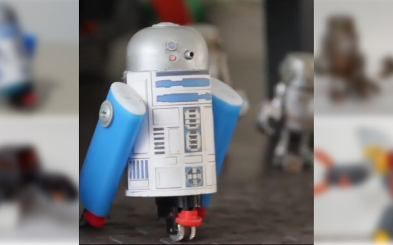 Javier transforma reciclaje en robots de juguete