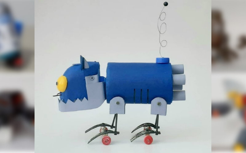 Javier transforma reciclaje en robots de juguete