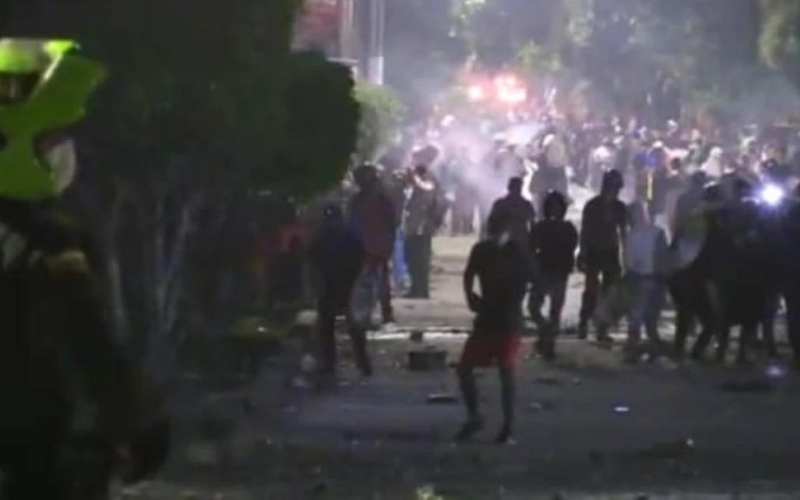 Dos civiles muertos y cuatro policías heridas en Cali