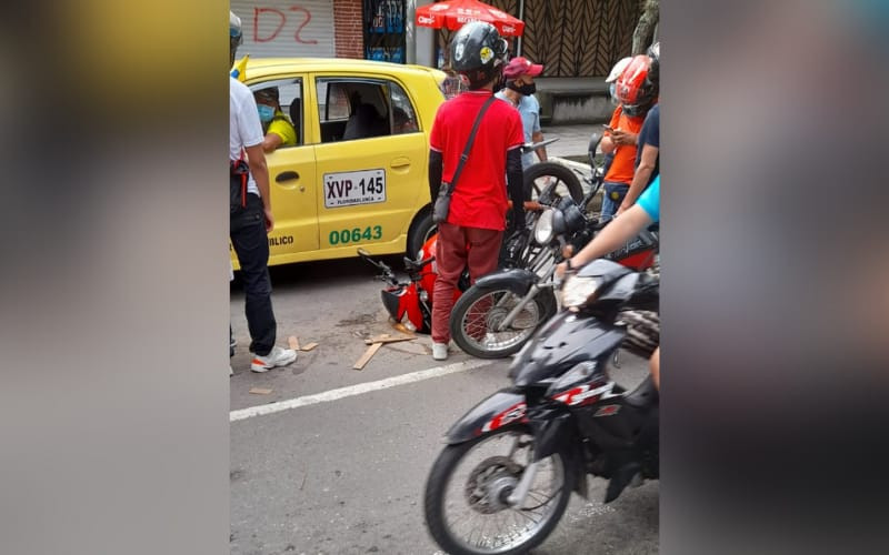 Accidente en alcantarilla sin tapa en la Cr. 33