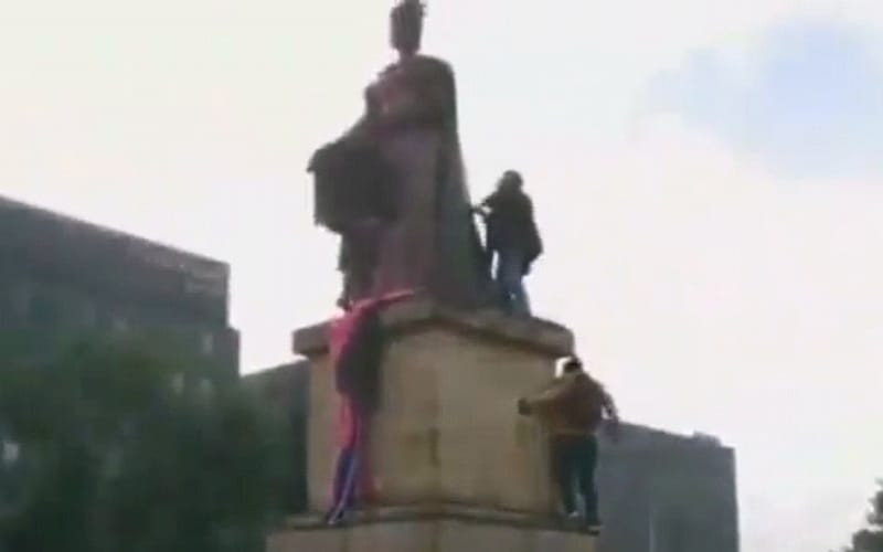 Indígenas casi tumban estatua de Colón e Isabel en Bogotá