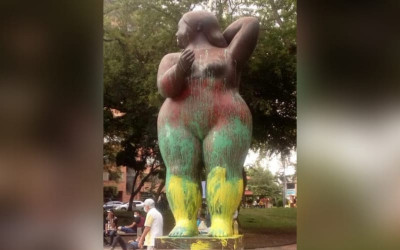 Llenaron de pintura a la ‘Gorda de Botero’