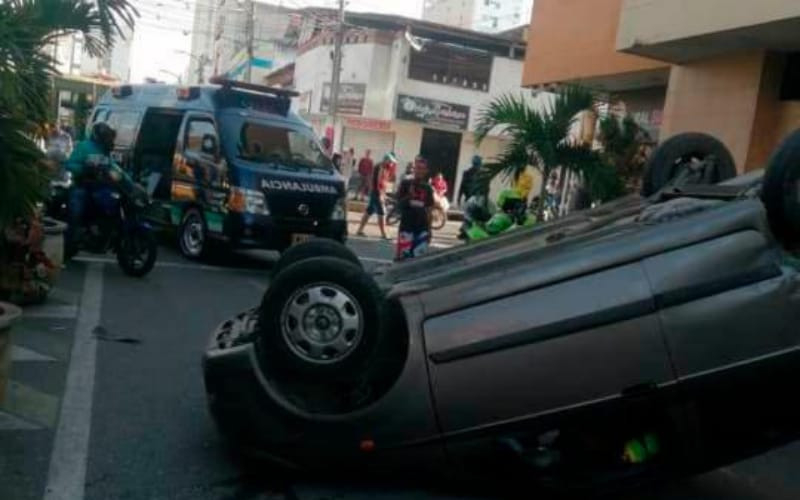 Madre e hija terminaron volcadas en un ‘golpazo’