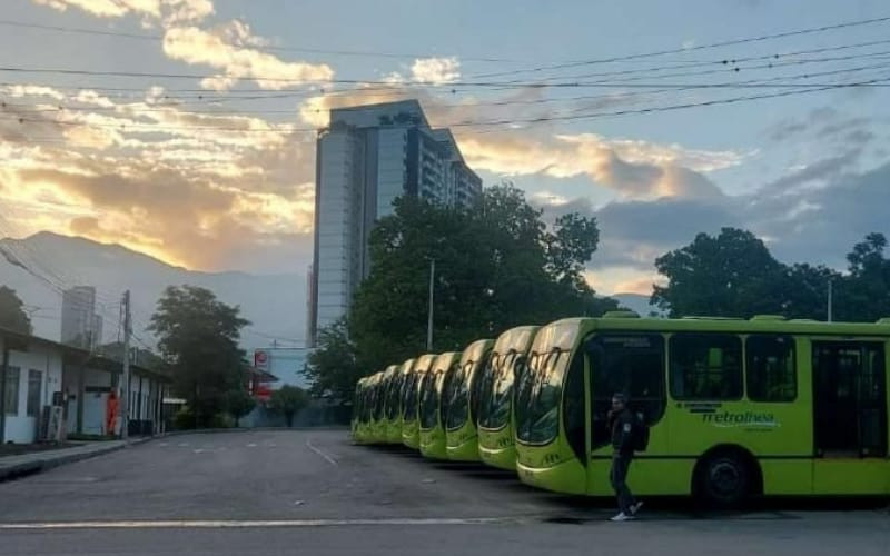 Conductores de Metrolínea en paro por Movilizamos