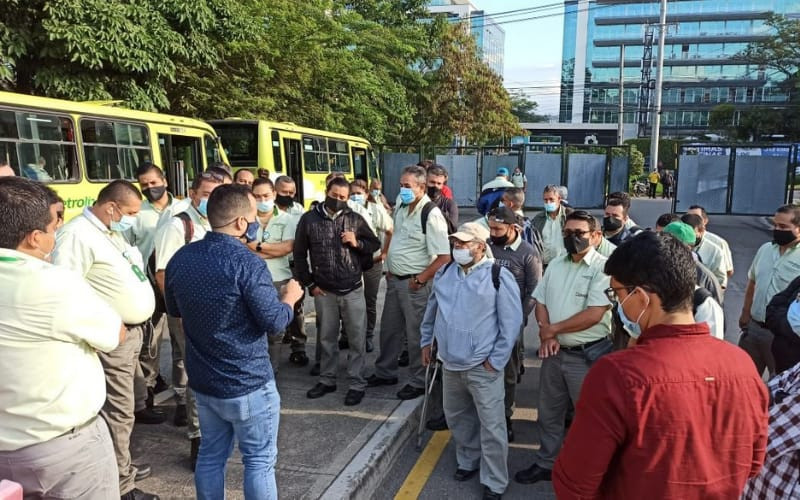 Conductores de Metrolínea en paro por Movilizamos