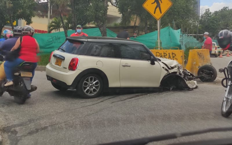 Mini Cooper accidentado frente a Delacuesta