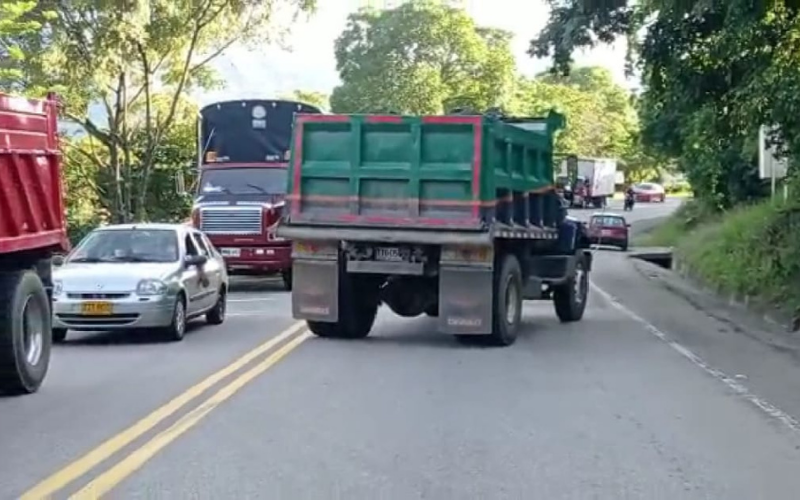 Se lanzó a la vía Nacional y casi lo pisa una volqueta