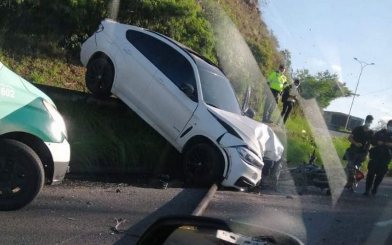 Impresionante accidente en la vía Girón – Aeropuerto