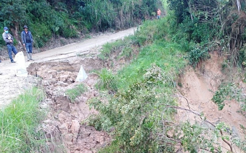 Daño en malla vial de la vereda La Loma por lluvias