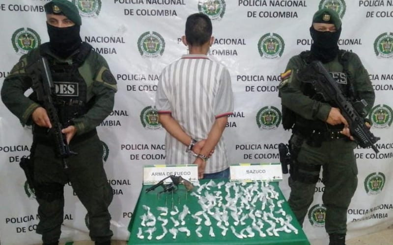 Lo pillaron llevando un ‘combo’: arma y drogas