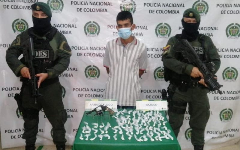 Lo pillaron llevando un ‘combo’: arma y drogas